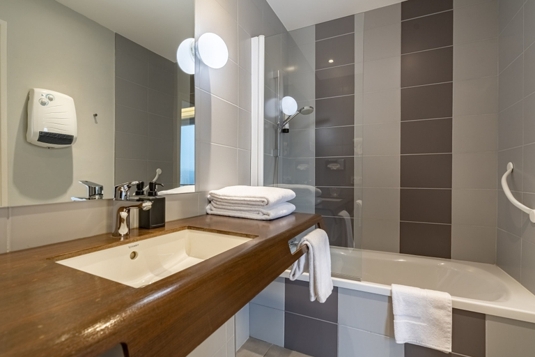 Bathroom 4, Hotel Vulcain, Loire