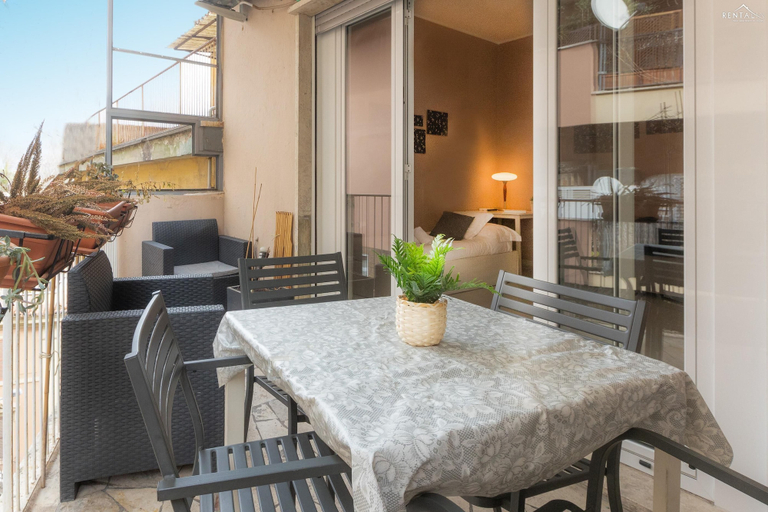 Outdoor dining, Rental in Rome Casa de Leyva Apartment, Roma