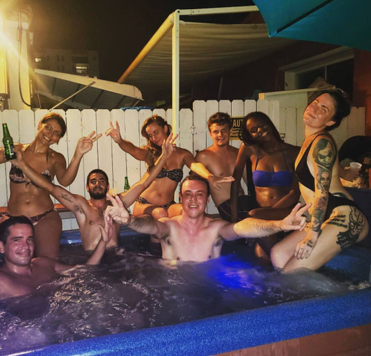 Sport & Beauty 5, Bikini Hostel, Café & Beer Garden Free Breakfast & Dinner!, Miami-Dade