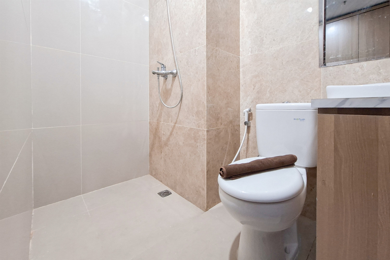 Bathroom 5, Modern Minimalist Studio at Transpark Bintaro Apartment By Travelio, Tangerang Selatan
