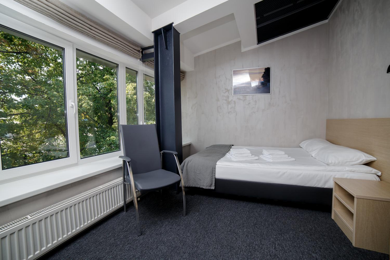 Others 2, Hotel Kristinn, Eastern
