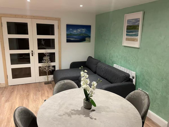 Dining 5, 1-bed Cosy Country Retreat- Sleeps 5, Emerald Park
