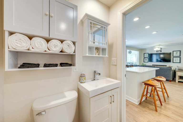 Interior 4, Lakeview Lodge - Stay for 6, Walworth