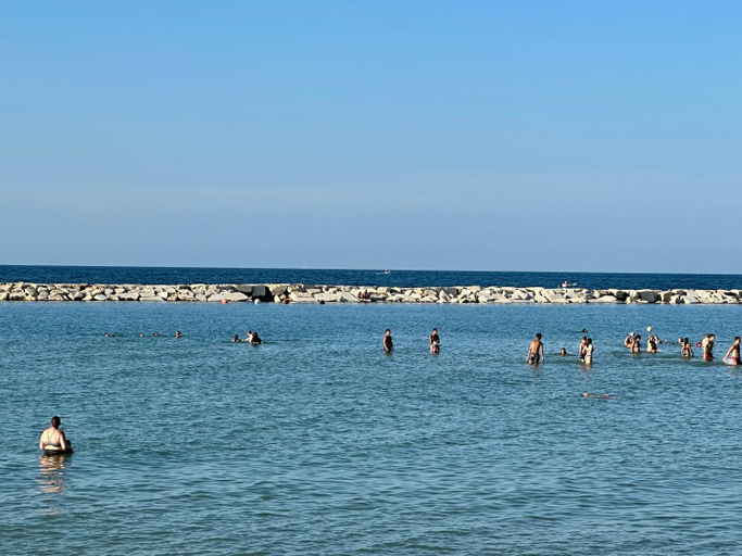 Others 4, La casa dei nonni al mare, Bari