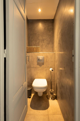 Room 2, Centrally Located Modern 2 Bed Apartment in Cannes With Aircon and High Ceilings and Modern Design - 696, Alpes-Maritimes