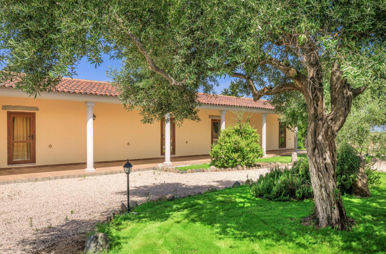 Others 5, B&B with swimming pool between sea and countryside, Olbia-Tempio