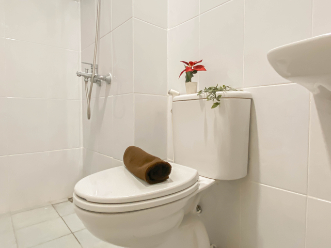 Bathroom 5, Basic Look Studio at Patraland Urbano Apartment By Travelio, Bekasi