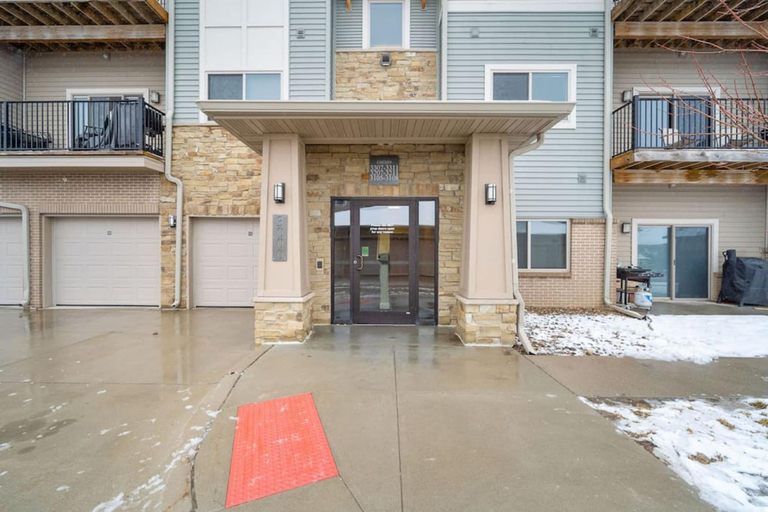 Room 5, West Des Moines- Garage Gym Pool Jordan Creek, Dallas
