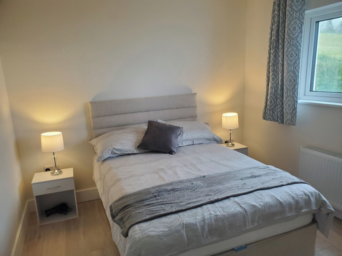 Room 5, Seaside Retreat-2 Bed-sleeps 4-parking-pets