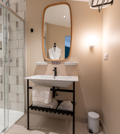 Bathroom 4, Hôtel des Arts, Charente