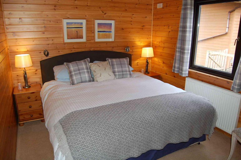 Others 3, Luxury woodland Oak Lodge, Stirling