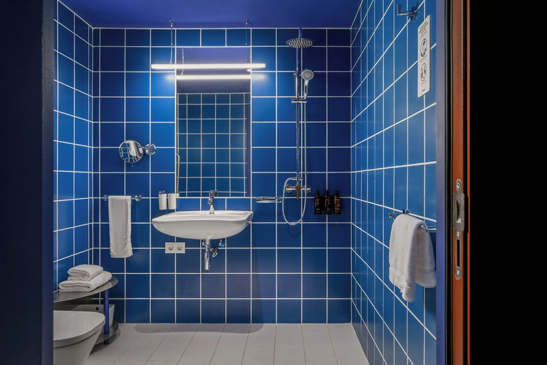 Bathroom 4, BYPILLOW Flamant, Barcelona