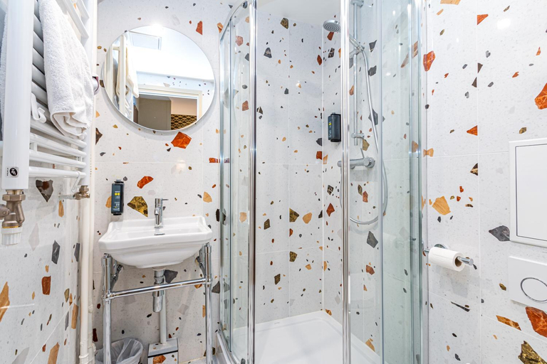 Bathroom 2, Denfert-Montparnasse, Paris