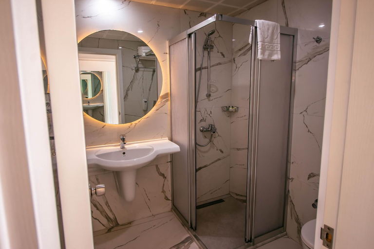 Bathroom 4, Club Muskebi, Bodrum