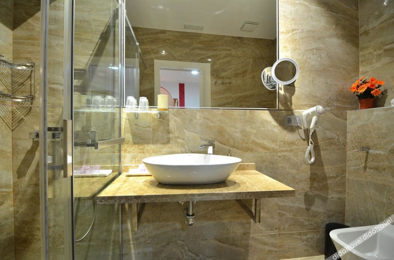 Bathroom 4, Hostal Regional, Madrid