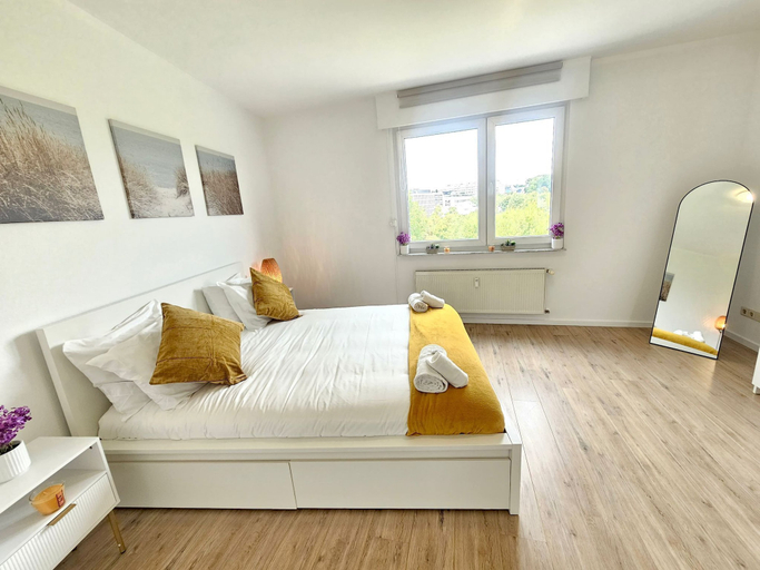Room 3, Well Appointed 2BR w terrace&parking, Luxembourg