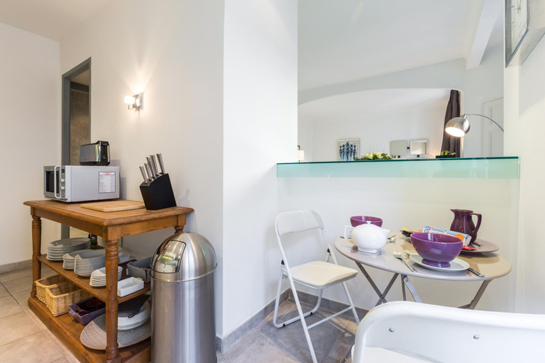 Room 5, Centrally Located Modern 2 Bed Apartment in Cannes With Aircon and High Ceilings and Modern Design - 696, Alpes-Maritimes