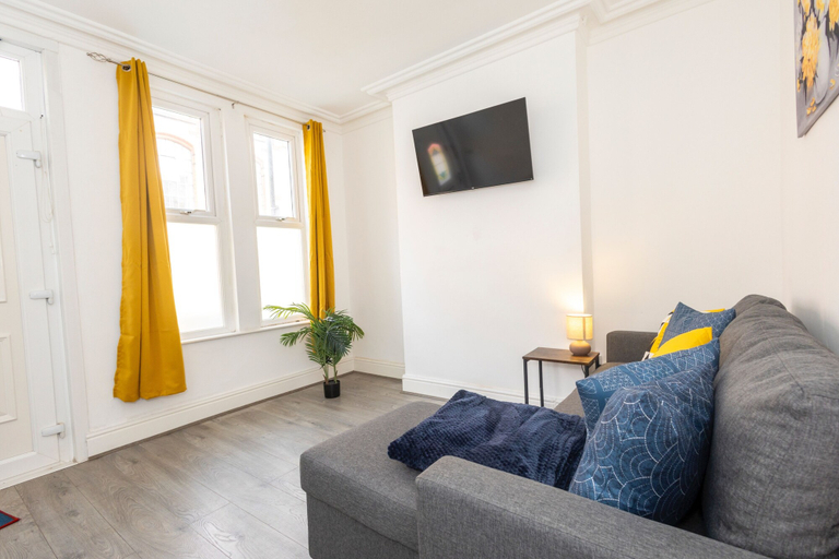 Living area 3, Green Corner House Sleeps 6 & Free Parking, Nottingham