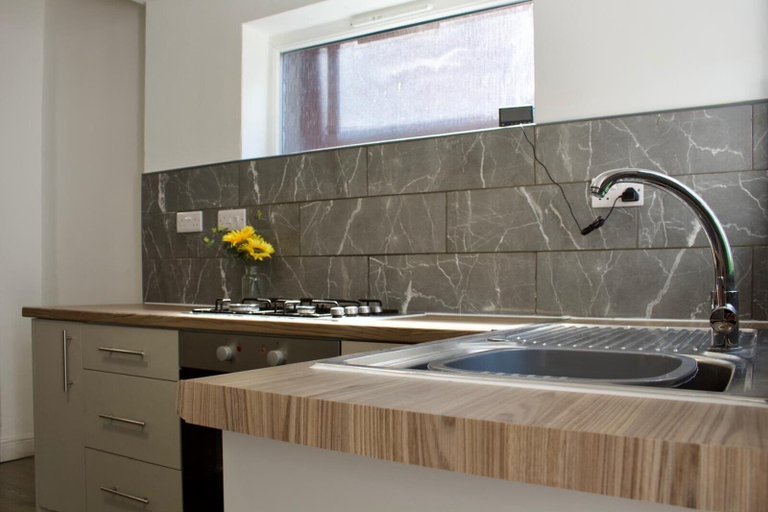 Private kitchen 2, Green Corner House Sleeps 6 & Free Parking, Nottingham