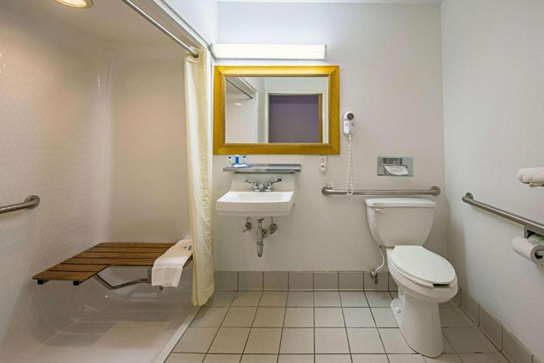Bathroom, Royal Inn Suites, Huntington
