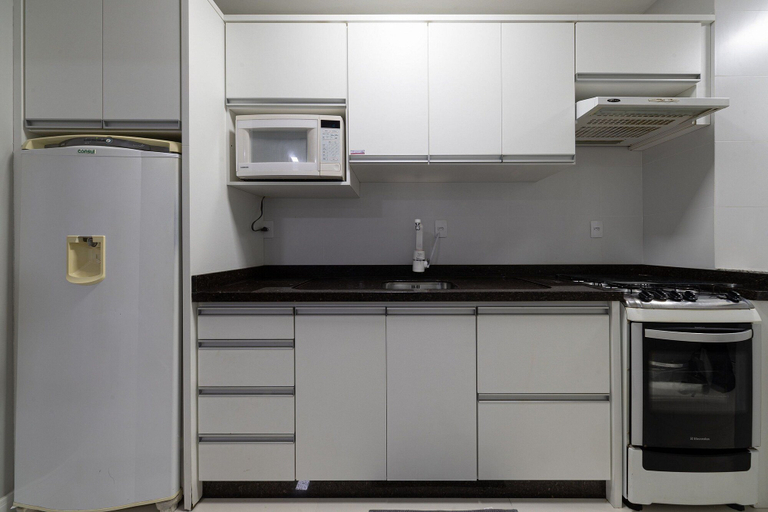 Private kitchen 4, 2BR Apt w/ Pkg & BBQ 450m From sea Ean503, Balneário Arroio do Silva