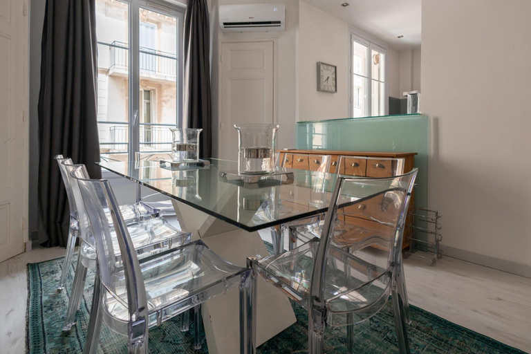 Room 4, Centrally Located Modern 2 Bed Apartment in Cannes With Aircon and High Ceilings and Modern Design - 696, Alpes-Maritimes