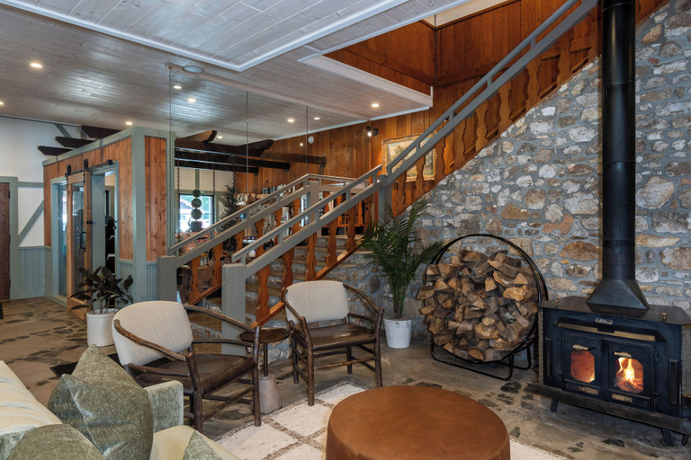Public Area 3, Switzerland Inn, McDowell