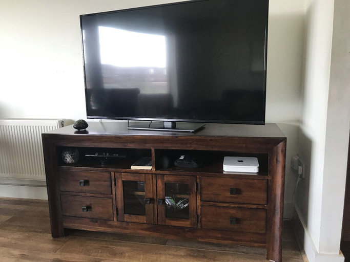 Interior 5, Lovely 2-Bed Apartment -Sleeps 5 & Parking, Dublin