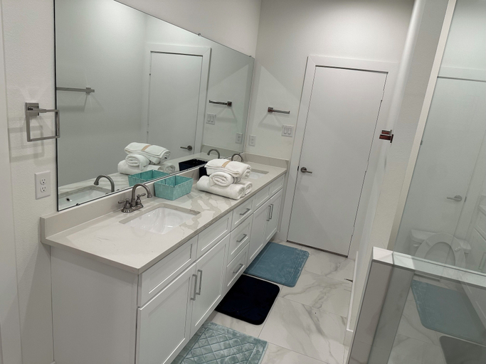 Bathroom 3, Luxury 3BR for Families Nurses and Group, Houston