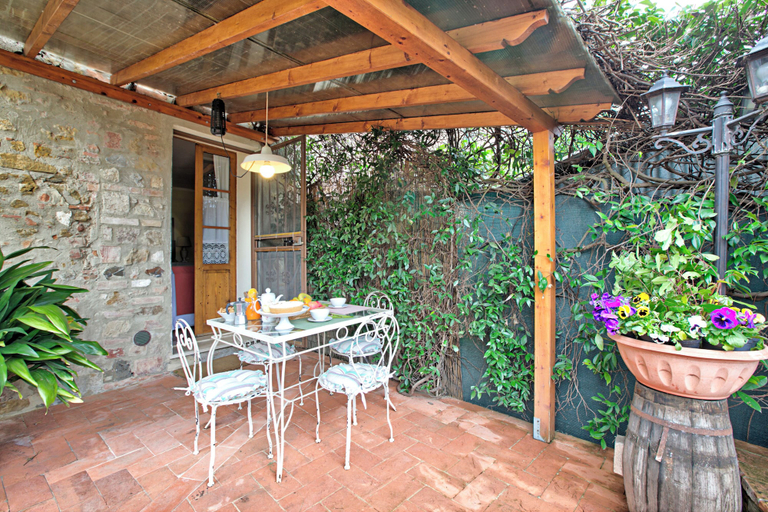 Outdoor dining 5, Francigena Pergola Apartment Shared Pool, Florence
