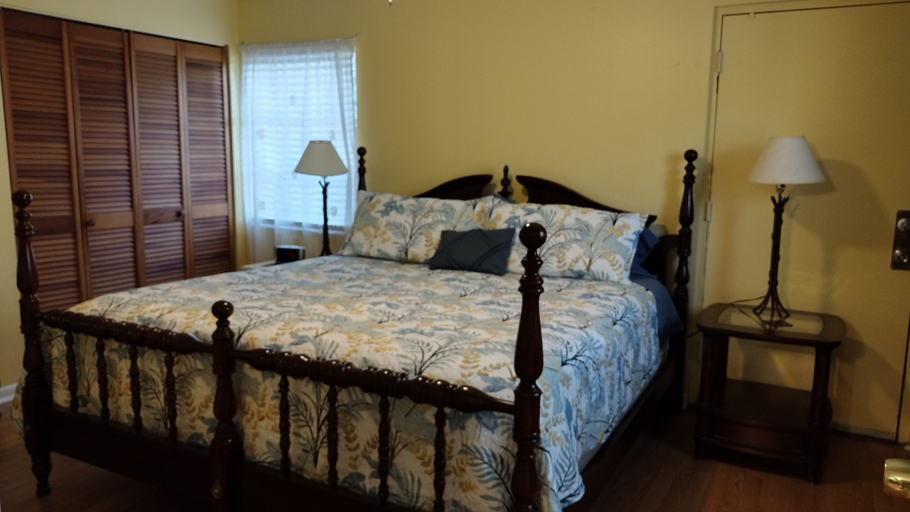 Bedroom 1, Three Sisters Cottages, Citrus