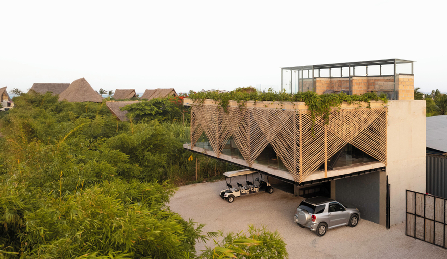 Exterior & Views