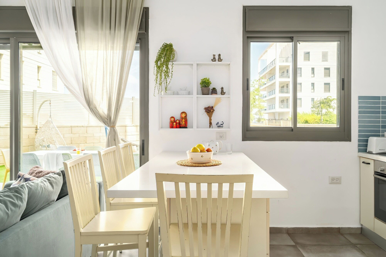 In-room dining 3, Achziv Bright Garden Stay by Sea N' Rent