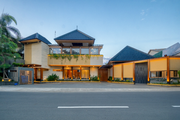 Exterior & Views
