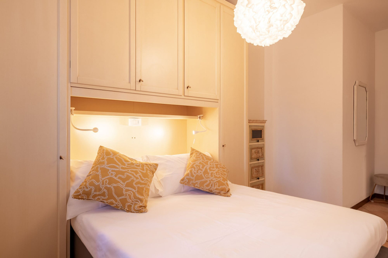 Room 5, Cascine Trilocale con Terrazza by Wonderful Italy, Como