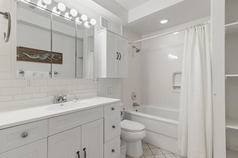 Bathroom 4, Green Reef #8- Beachy Keen, Okaloosa