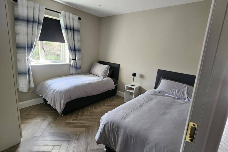 Room 4, Collooney - House - Sleeps 6 - Parking