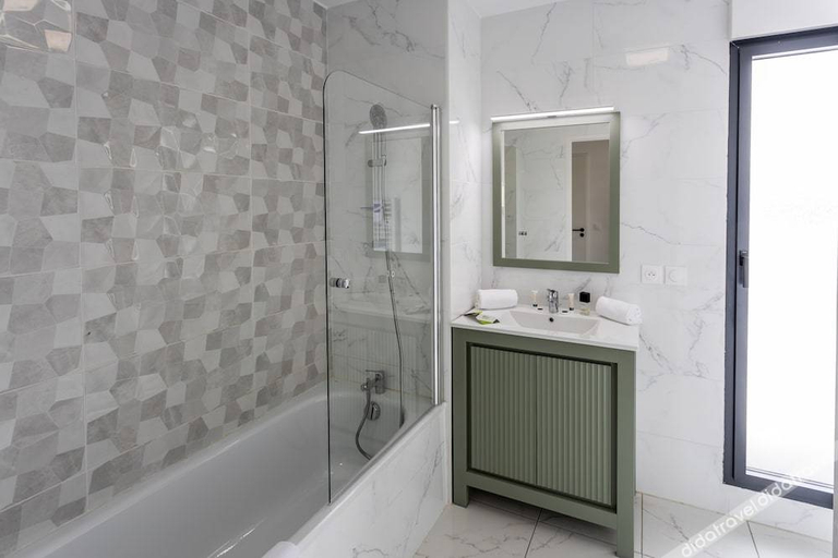 Bathroom 4, Nemea Appart Hotel Les Hauts de Milady Biarritz, Pyrénées-Atlantiques
