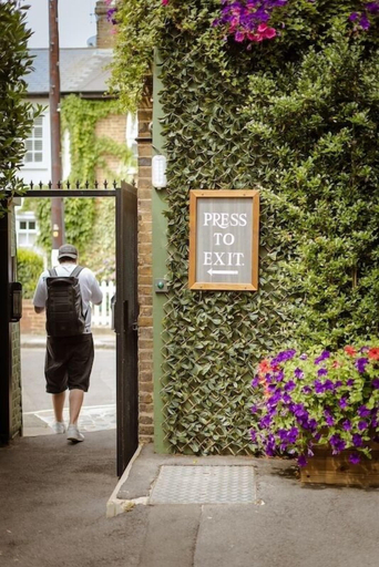 Property entrance 2, The Fox Pub & Inn, London