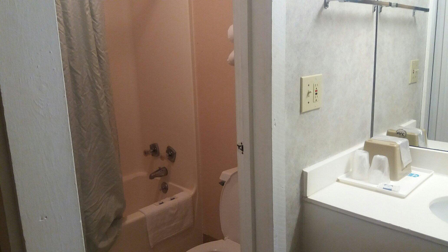 Bathroom 4, Sunrise inn, Cecil