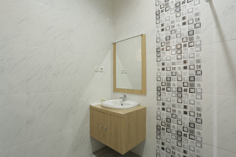 Bathroom 4, IDR Green Guest House Syariah Mitra RedDoorz, Solo
