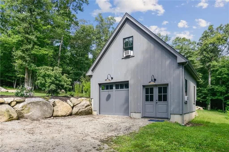 Garden 5, Modern 3b3b Country House and Barn on Quiet Road, Newport