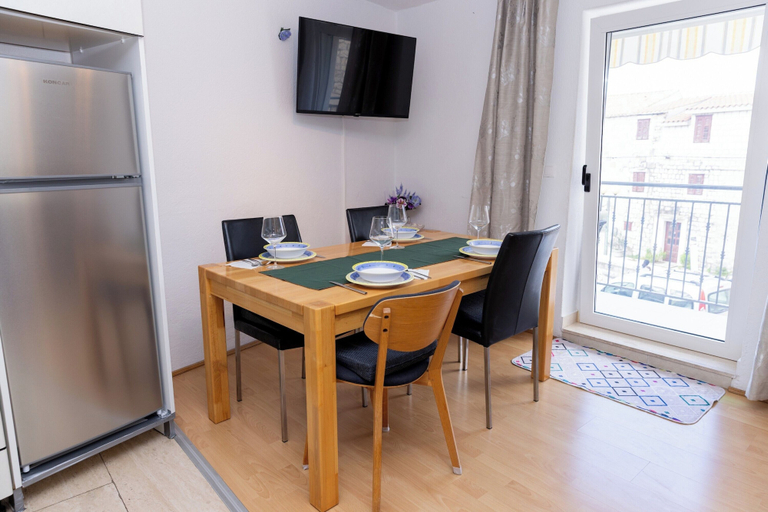 Dining 4, A Apartment Near Beach With two Balconies, Kaštela