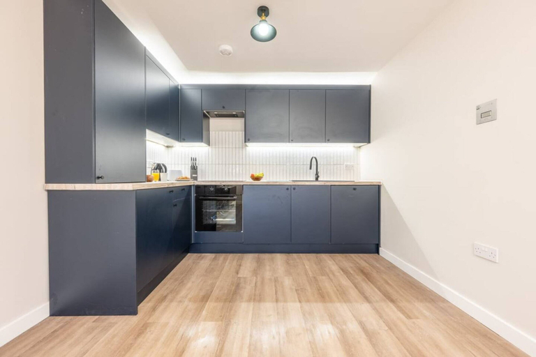 Room 2, Luxurious 2 Bed Central Cardiff Free EV Charge, Cardiff