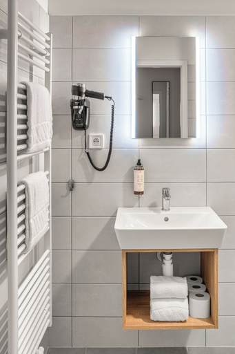 Bathroom 3, Theatre 9 Apartment by Adrez Living, Praha 1