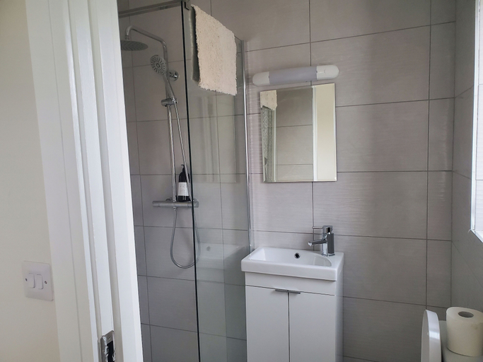 Bathroom, Seaside Retreat-2 Bed-sleeps 4-parking-pets