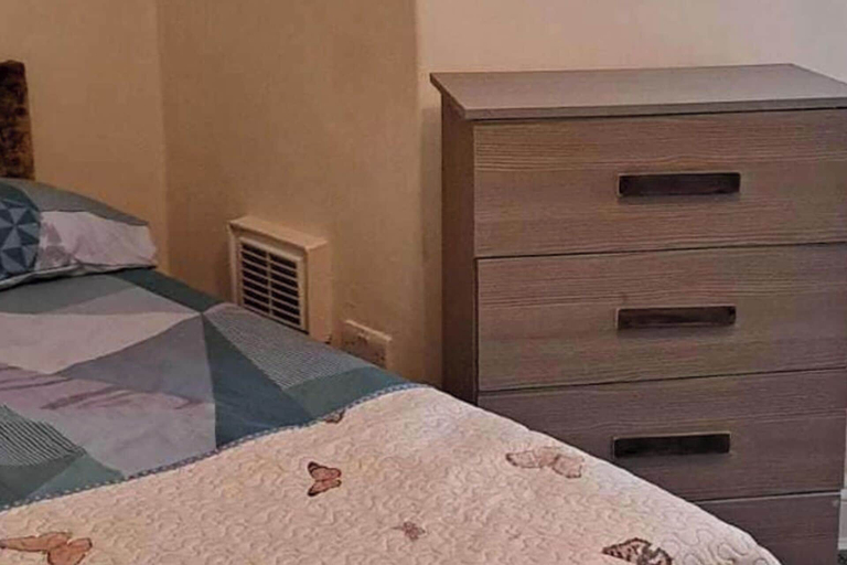 Bedroom 3, Apartment Sleeps 3 - Garden, Pets Welcome, London