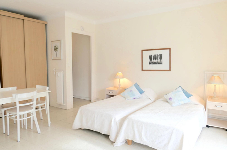 Room 5, Large Studio apt for 2 With Balcony Walking Distance Croisette - 1977, Alpes-Maritimes