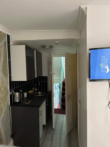 Others 5, Single Room 9, London