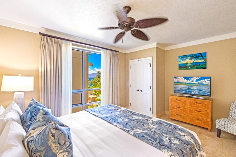 Room 2, Honua Kai Hokulani Collection by KBM - 2 Units on same floor (406/409), Maui